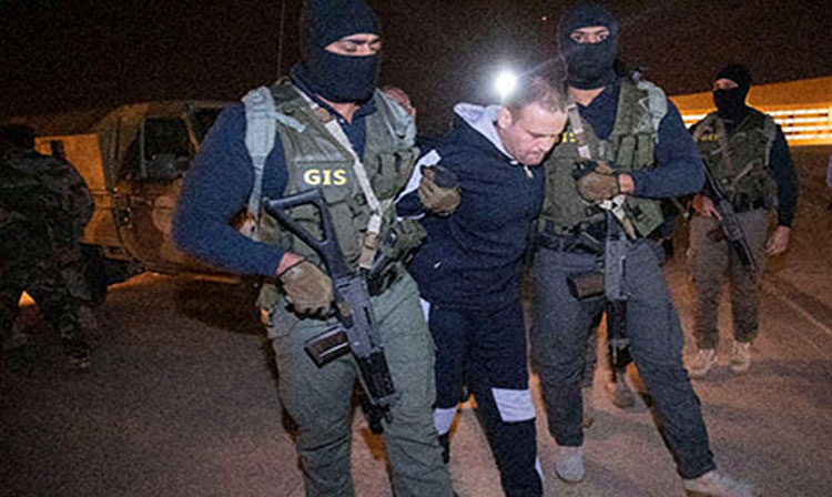 Lực lượng đặc biệt của Ai Cập dẫn độ phần tử khủng bố Hesham Ashmawy (Ảnh: Ahramonline).