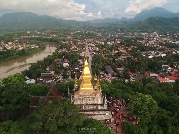Luang Prabang nhìn từ núi Phousi.