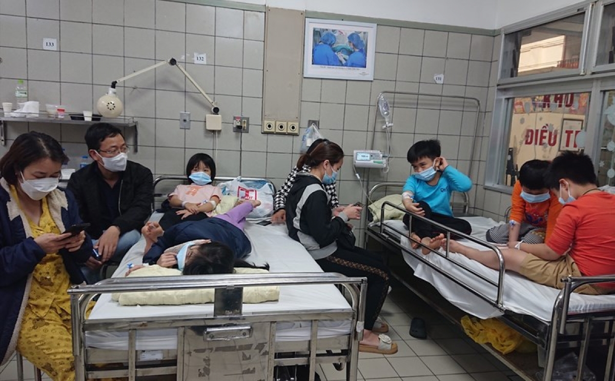 Học sinh trường Tiểu học Kim Giang nhập viện do bị ngộ độc thực phẩm khi đi dã ngoại. (Ảnh: KT)