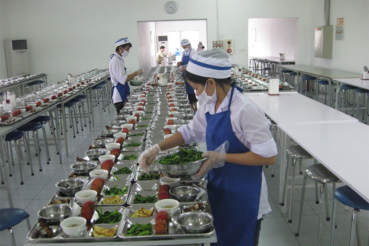 Bếp ăn tập thể cần đáp ứng các yêu cầu về an toàn thực phẩm theo quy định của Bộ Y tế. (Ảnh: KT)
