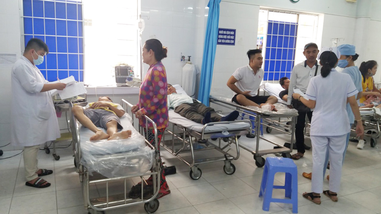 Hơn 100 người bị ngộ độc thức ăn phải nhập viện ở Vũng Tàu.