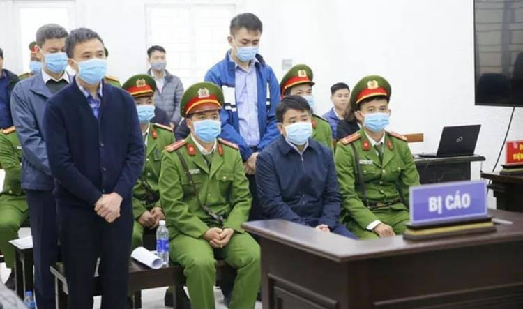 Ông Nguyễn Đức Chung (ngồi giữa) tại phiên tòa