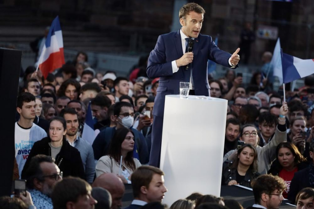 Ông Macron đi vận động tranh cử tại thành phố Strasbourg. (Ảnh: Le Monde)
