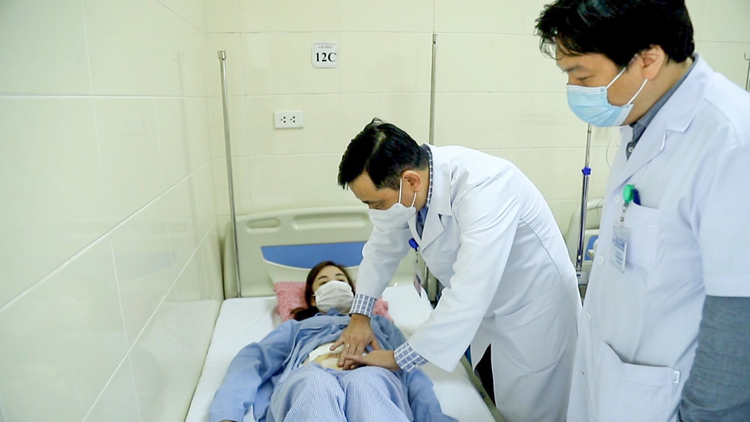 Các bác sĩ Bệnh viện K thăm khám cho bệnh nhân D trước khi ra viện. (Ảnh: BVCC)