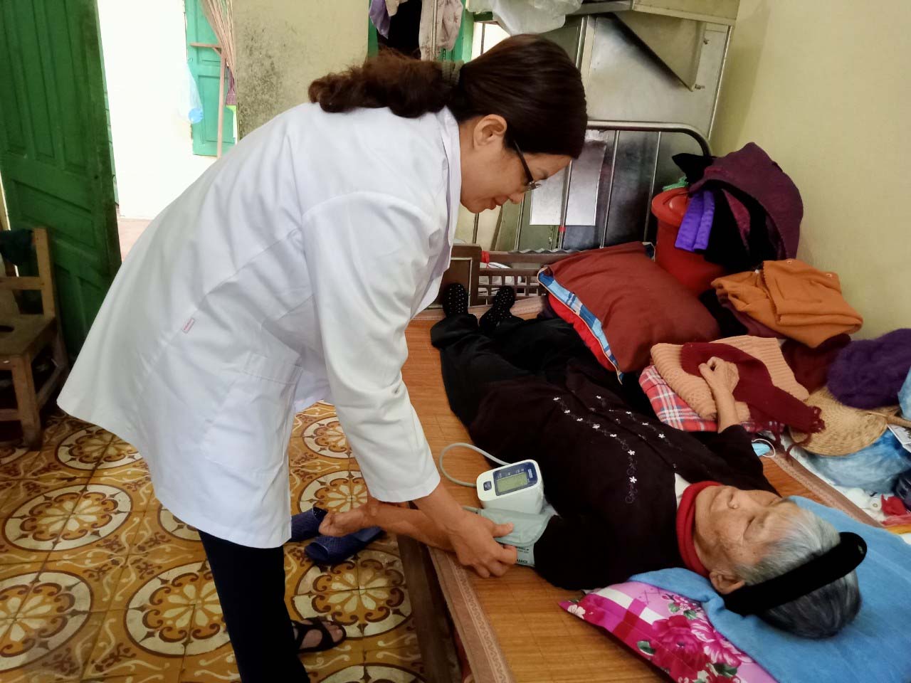 Các y bác sĩ chăm sóc người bệnh phong tại Khu điều trị phong Phú Bình. 
