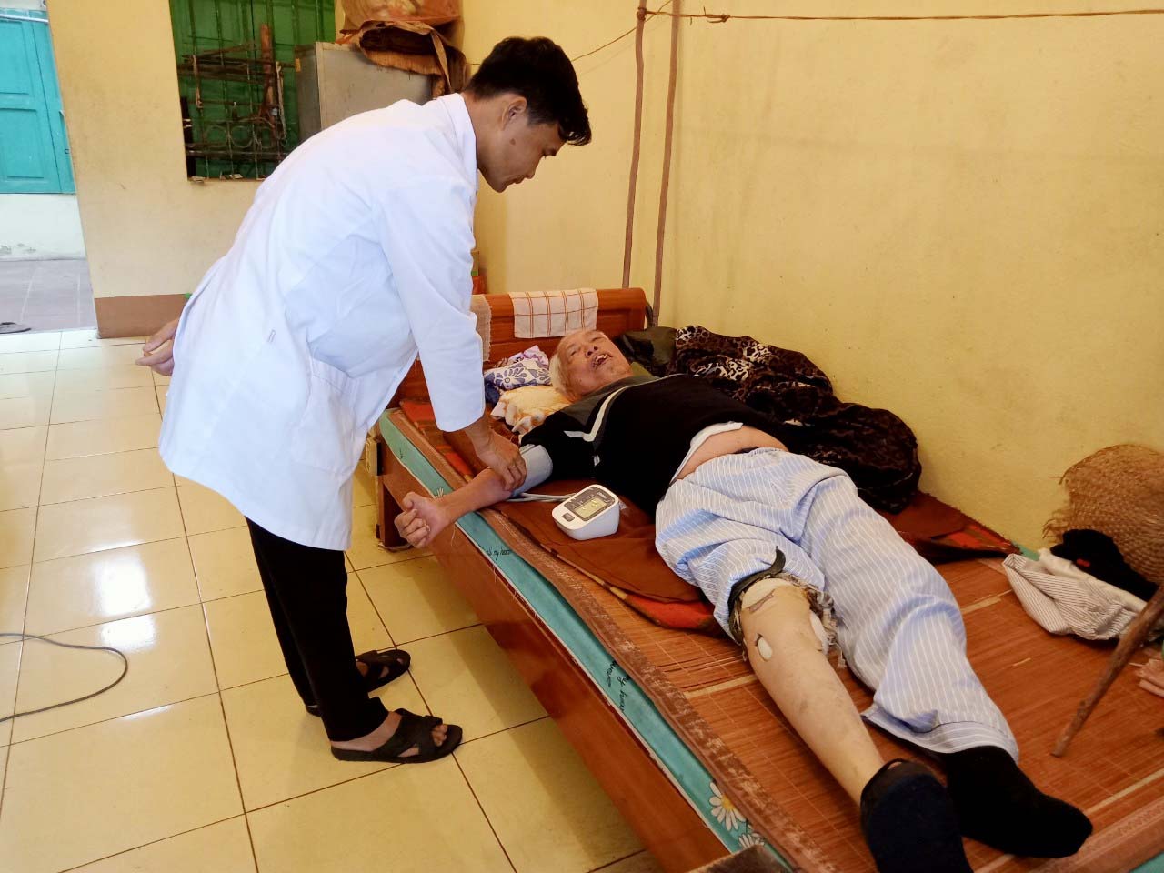 Các y bác sĩ chăm sóc người bệnh phong tại Khu điều trị phong Phú Bình. 