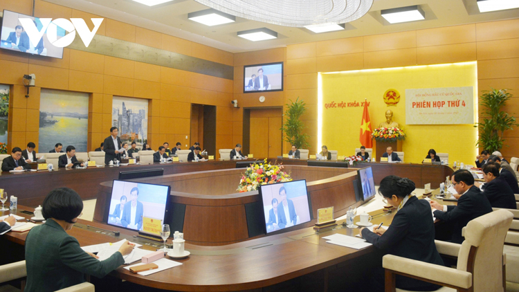 Tổng Thư ký Nguyễn Hạnh Phúc, Chủ nhiệm Văn phòng Quốc hội, Chánh văn phòng Hội đồng Bầu cử quốc gia trình bày Báo cáo của Hội đồng Bầu cử quốc gia.