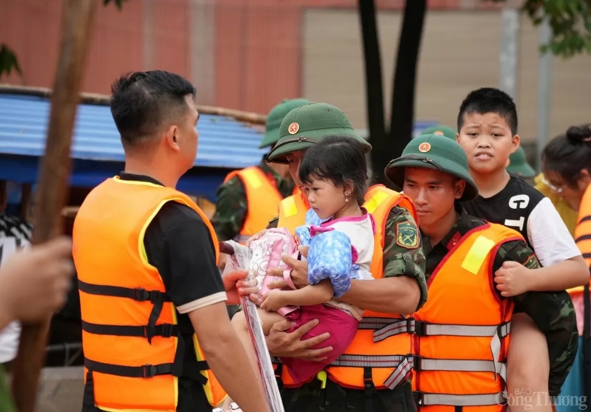 Cán bộ, chiến sĩ quyết tâm hỗ trợ, cứu giúp bà con nhân dân bị ảnh hưởng bởi lũ lụt ở Thái Nguyên. (Ảnh: Báo Công Thương)