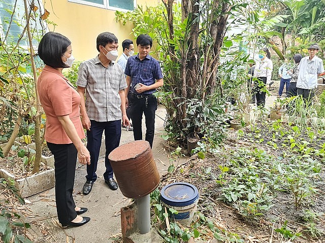 Lãnh đạo Sở Y tế Hà Nội và quận Long Biên kiểm tra công tác phòng dịch sốt xuất huyết tại phường Phúc Lợi. (ảnh: KT)