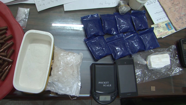 Khám xét khẩn cấp nhà của đối tượng, công an thu giữ khối lượng lớn ma túy gồm heroin, 1.600 viên ma túy tổng hợp cùng 2 túi nilon chứa nhựa thuốc phiện.