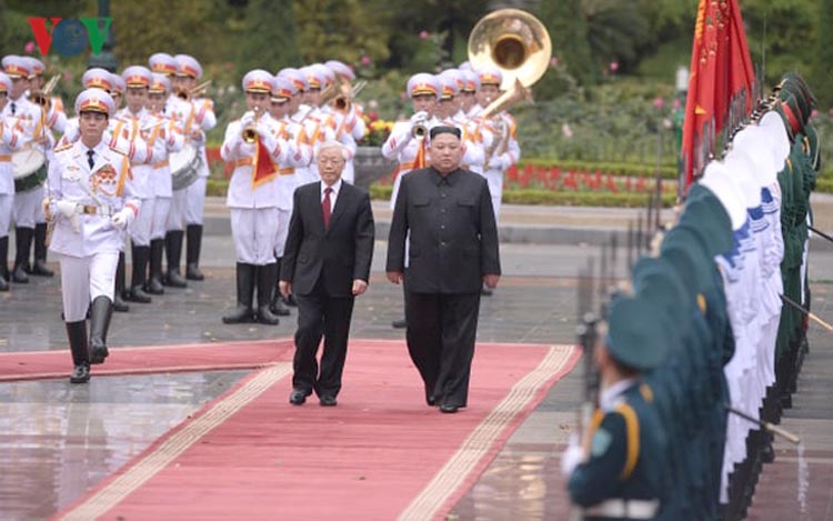 Tổng Bí thư, Chủ tịch nước Nguyễn Phú Trọng mời Chủ tịch Triều Tiên Kim Jong Un duyệt đội danh dự.
