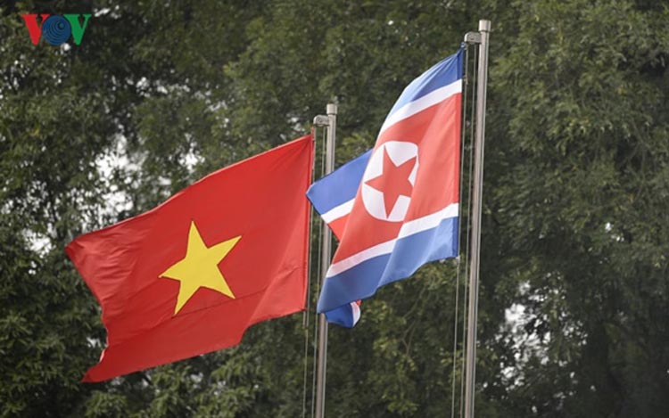 Quốc kỳ Việt Nam và Triều Tiên tung bay tại Phủ Chủ tịch (Ảnh: Vũ Toàn)
