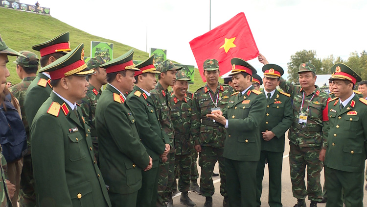 Tổng tham mưu trưởng quân đội nhân dân Việt Nam, Thứ trưởng Bộ Quốc phòng, Thượng tướng Phan Văn Giang chúc mừng đội tuyển xe tăng Việt Nam giành thứ hạng cao trong Hội thao quân sự quốc tế Army-2019.