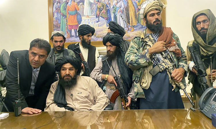 Các tay súng Taliban tiến vào Dinh Tổng tống ở Kabul, Afghanistan, sau khi giành quyền kiểm soát thủ đô, ngày 15/8/2021. Ảnh: AP/TTXVN