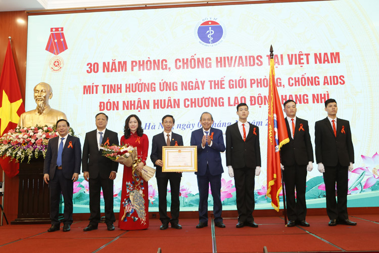 Phó Thủ tướng thường trực Trương Hòa Bình đã trao Huân chương Lao động Hạng Nhì của Chủ tịch nước cho Cục Phòng, chống HIV/AIDS