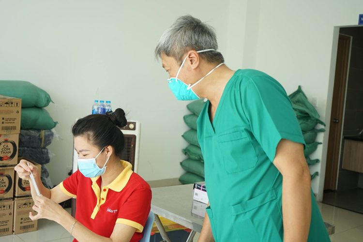 Thứ trưởng Nguyễn Trường Sơn tại điểm lấy mẫu xét nghiệm Covid-19 ở Chung cư Sài Gòn Gateway, TP. Thủ Đức. (Ảnh: Diễm Hằng)