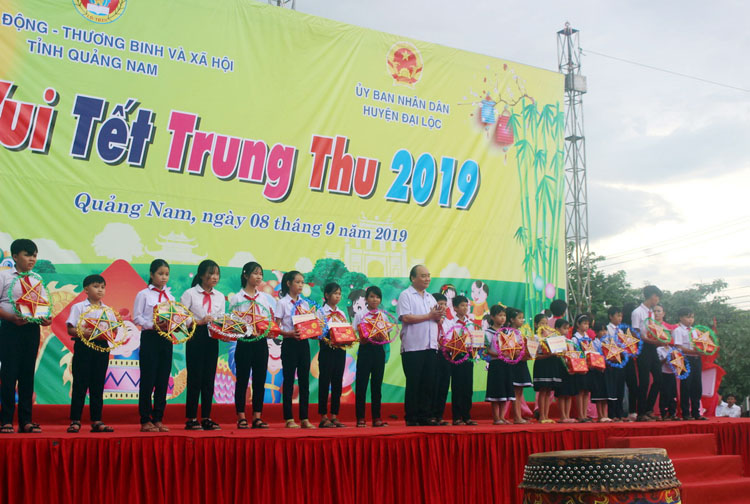 Thủ tướng Nguyễn Xuân Phúc trao quà tặng các cháu thiếu nhi huyện Đại Lộc.