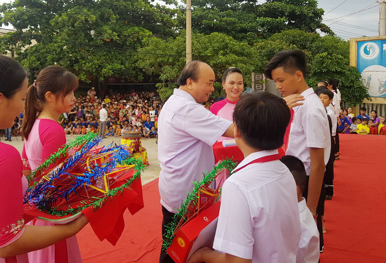 Thủ tướng Nguyễn Xuân Phúc hỏi thăm tình hình học tập của các cháu.