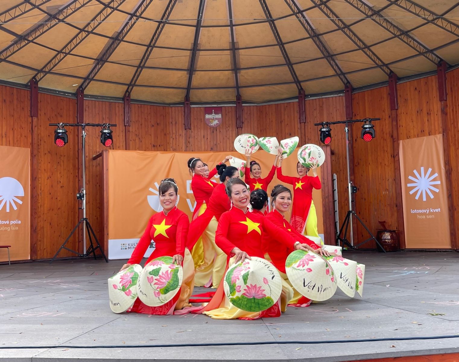 Trình bày các tiết mục múa truyền thống của Việt Nam.