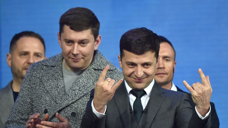 Việc ông Zelensky chính thức nhậm chức tổng thống Ukraine không chỉ đất nước này có tổng thống mới mà đại đa số cử tri Ukraine có được điều mong muốn là phế truất ông Poroshenko (ảnh: KT)