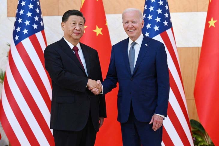 Tổng thống Mỹ Joe Biden (phải) bắt tay với Chủ tịch Trung Quốc Tập Cận Bình tại Hội nghị Thượng đỉnh G20 tại Bali (Indonesia) hồi tháng 11/2022/ (Ảnh: AFP)