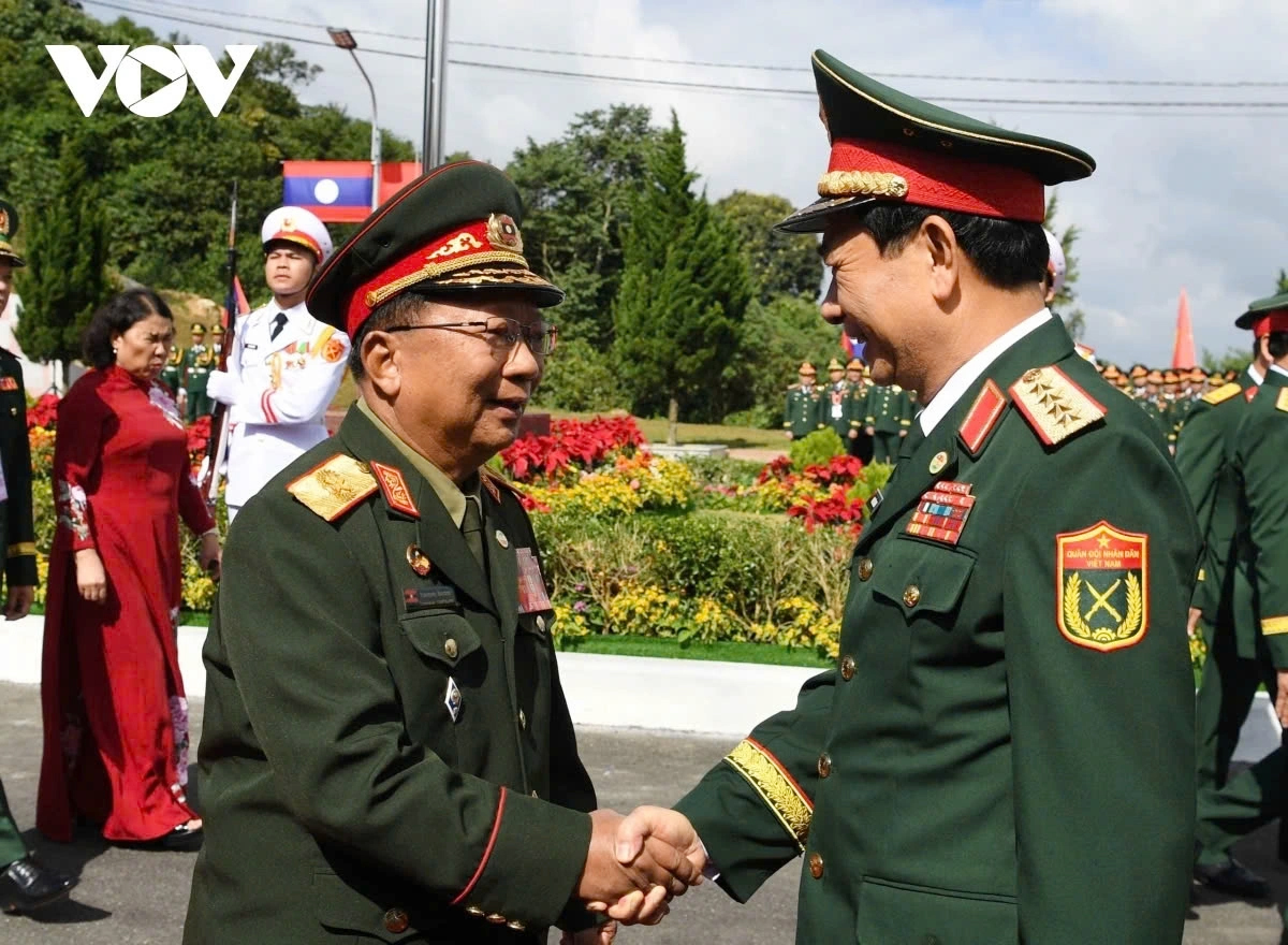 Đại tướng Phan Văn Giang, Bộ trưởng Bộ Quốc phòng Việt Nam và Đại tướng Chansamone Chanyalath, Phó Thủ tướng Chính phủ, Bộ trưởng Bộ Quốc phòng Lào tại cuộc giao lưu hữu nghị quốc phòng biên giới Việt Nam - Lào tháng 10/2024. 