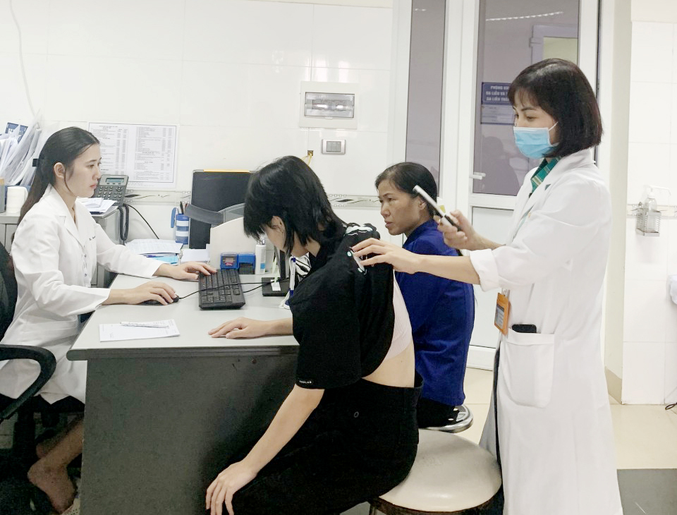 ThS.BS Nguyễn Thị Phượng thăm khám, tư vấn cho người bệnh VDCĐ tại BV Tuệ Tĩnh.