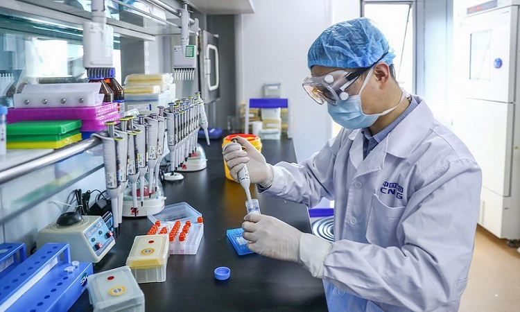 Nhà nghiên cứu kiểm tra mẫu thử vaccine bất hoạt ngừa Covid-19 ở nhà máy sản xuất vaccine của Sinopharm tại Bắc Kinh. (Ảnh: Xinhua)