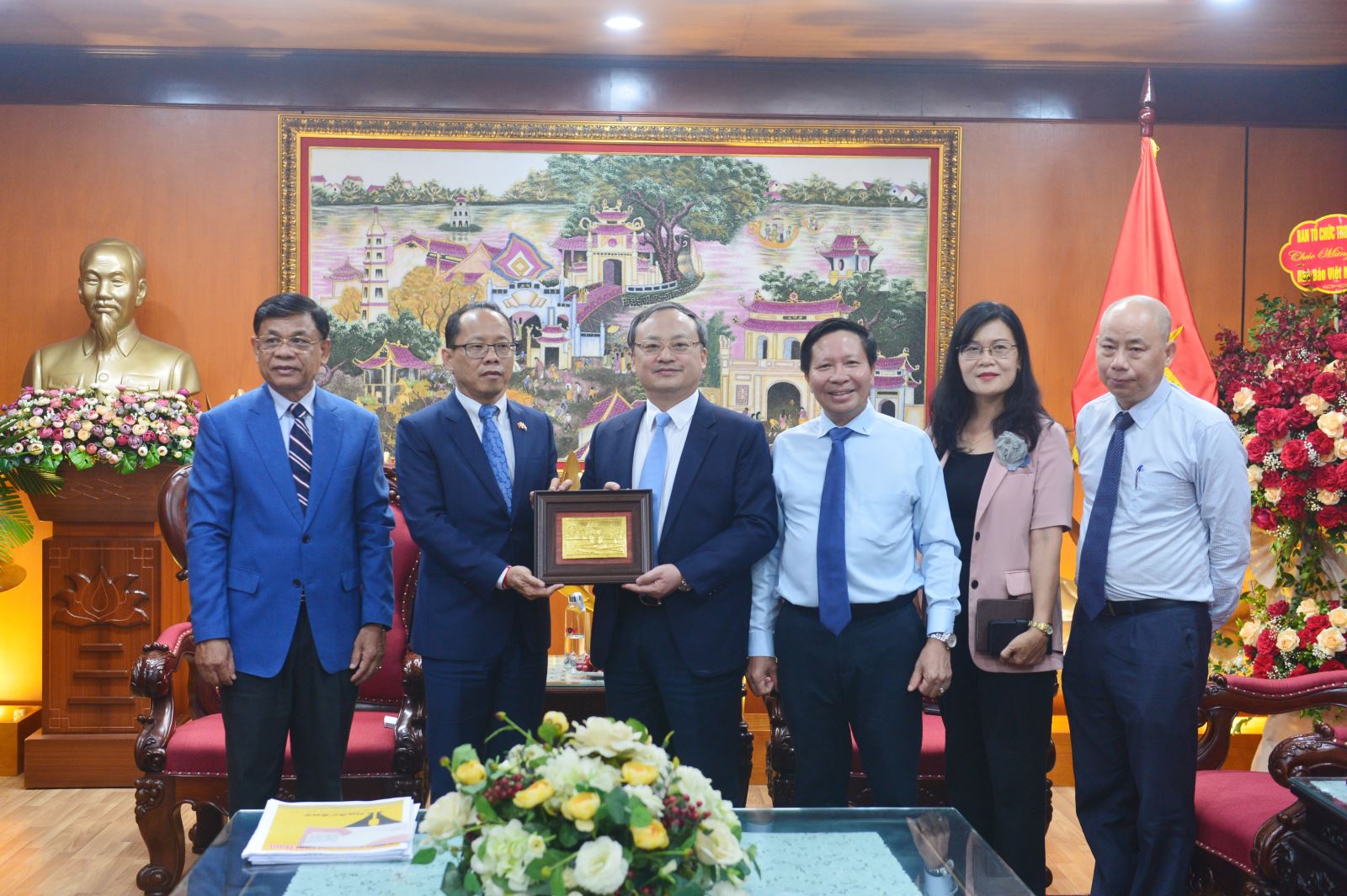 Tổng Giám đốc Đài TNVN Đỗ Tiến Sỹ tiếp Đại sứ Campuchia Chay Navuth. (Ảnh: Quang Trung)