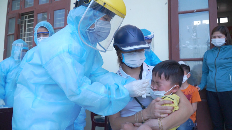 Cán bộ y tế tỉnh Hưng Yên tiến hành xét nghiệm, truy vết thần tốc ngăn chặn lây lan dịch bệnh Covid-19. (Ảnh: Bộ Y tế)
