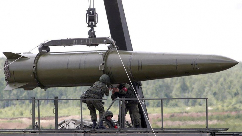 Binh sĩ Nga lắp đặt tên lửa Iskander lên bệ phóng. (Ảnh: GettyImages)