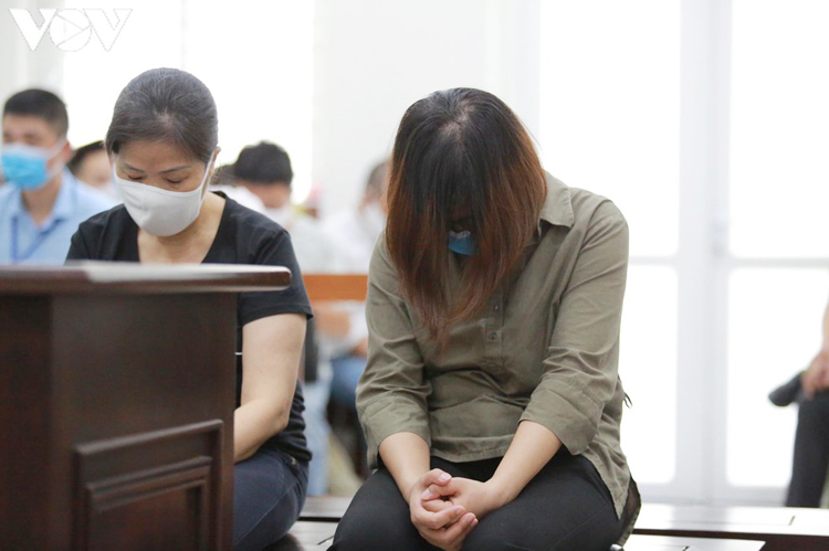 Còn giáo viên chủ nhiệm của nạn nhân - Nguyễn Thị Thủy lĩnh 12 tháng tù về tội Thiếu trách nhiệm gây hậu quả nghiêm trọng.