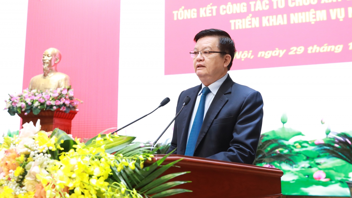 Phó Trưởng ban thường trực Ban Tổ chức Trung ương Mai Văn Chính trình bày báo cáo tại Hội nghị.