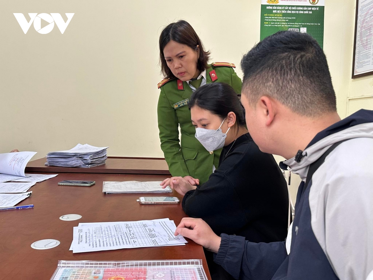 Vợ chồng anh Bùi Đức Tài, trú tại phường Thạch Bàn (quận Long Biên) được công an phường hướng dẫn thao tác trên phần mềm VNEID.