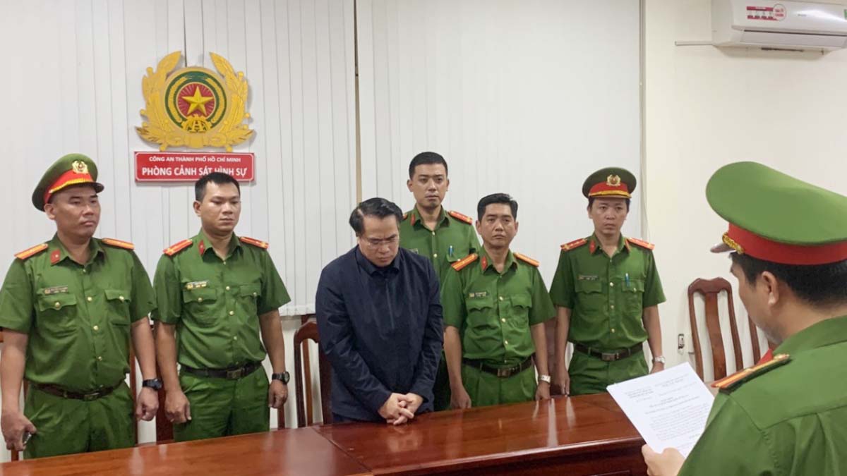 Công an đọc lệnh bắt giữ ông Đặng Việt Hà. (Ảnh: CACC)