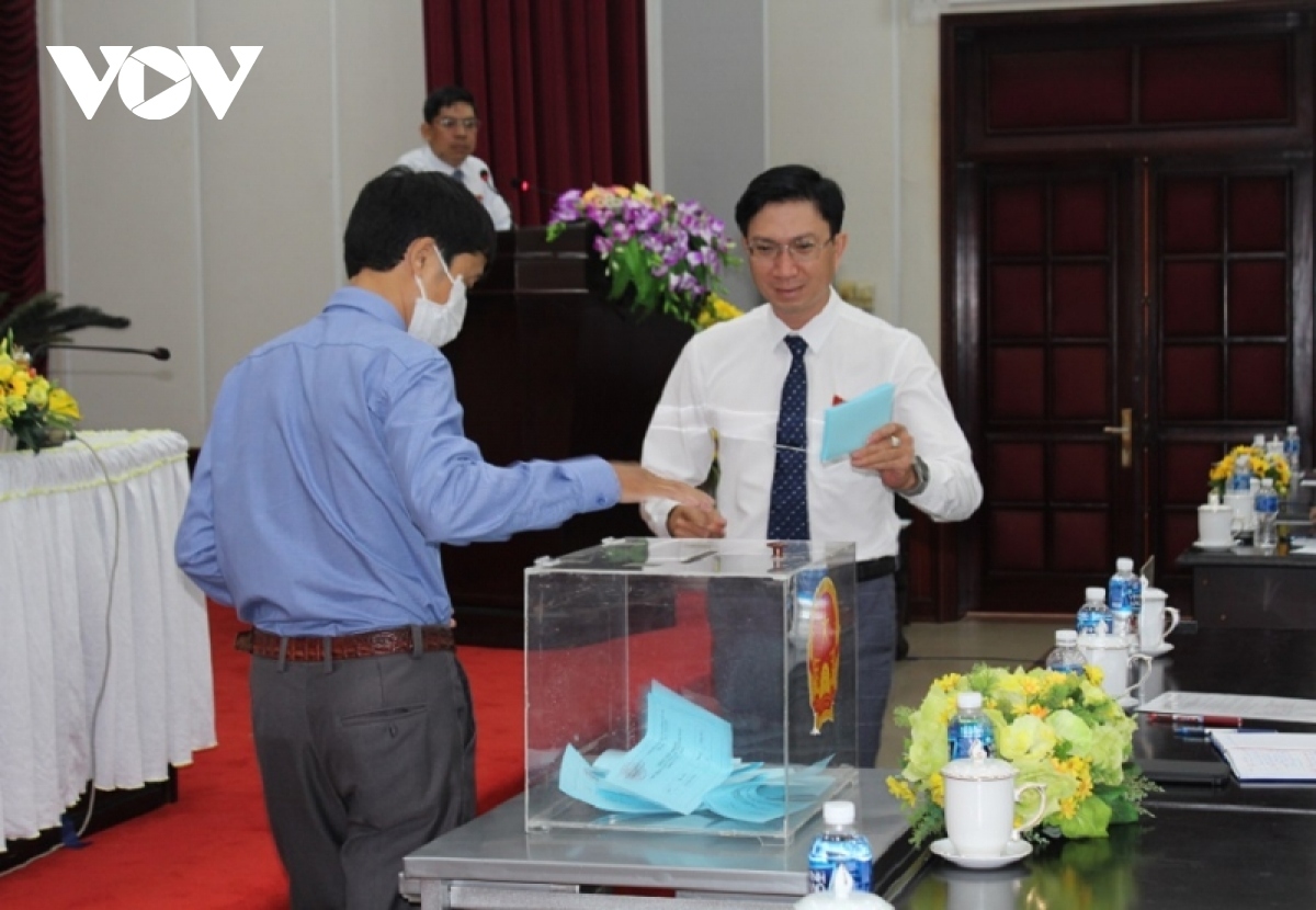 Các đại biểu HĐND tỉnh Bình Thuận bỏ phiếu miễn nhiệm chức Chủ tịch UBND tỉnh Bình Thuận với ông Lê Tuấn Phong hồi tháng 11/2022.