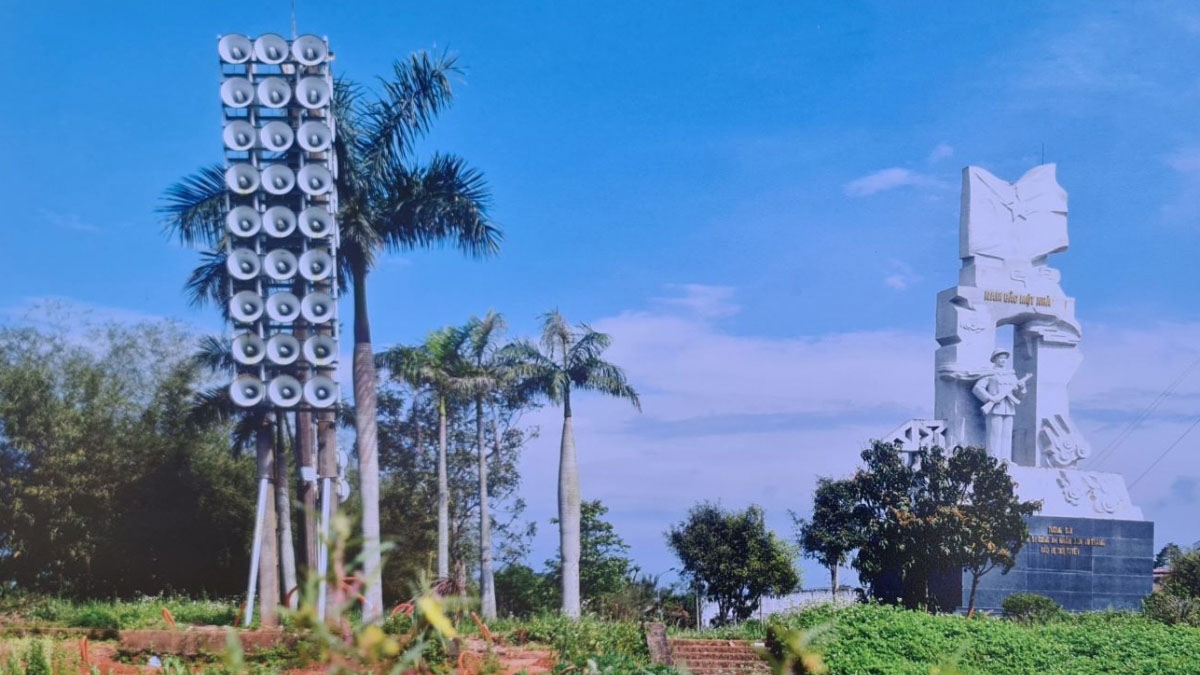 Hệ thống loa phát thanh của Đài Tiếng nói Việt Nam bên bờ Bắc sông Bến Hải.