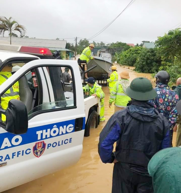 Lực lượng vũ trang tỉnh Quảng Trị sơ tán người dân ngập lụt. (Ảnh: Fb Quảng Trị)
