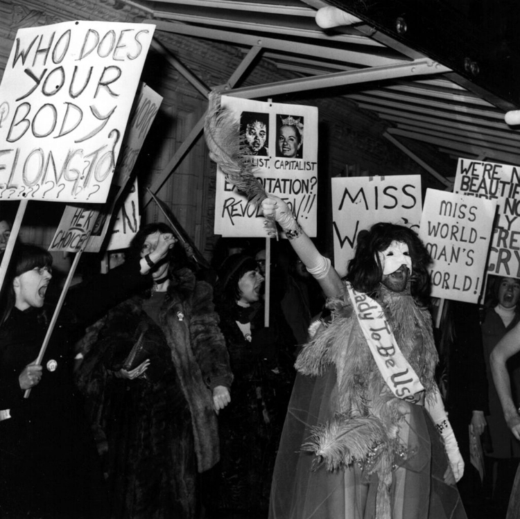 Đám đông biểu tình phản đối cuộc thi Hoa hậu Thế giới 1970. (Ảnh: KT)