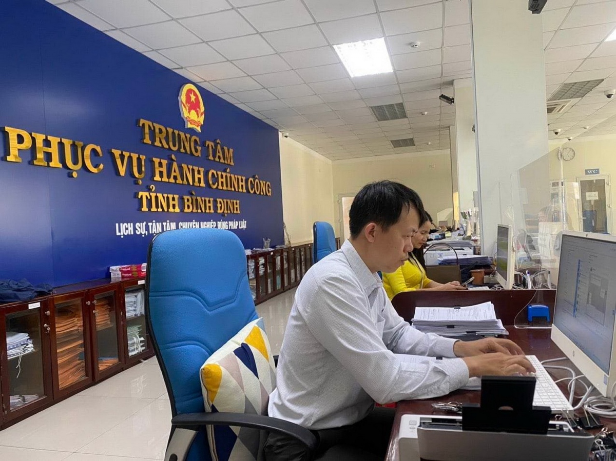 Cán bộ làm việc tại Trung tâm phục vụ hành chính công Bình Định.