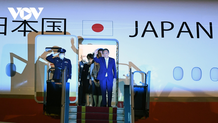 Thủ tướng Nhật Bản Suga Yoshihide và Phu nhân đến Hà Nội vào chiều tối 18/10. (Ảnh: Nguyễn Hùng/VOV.VN)