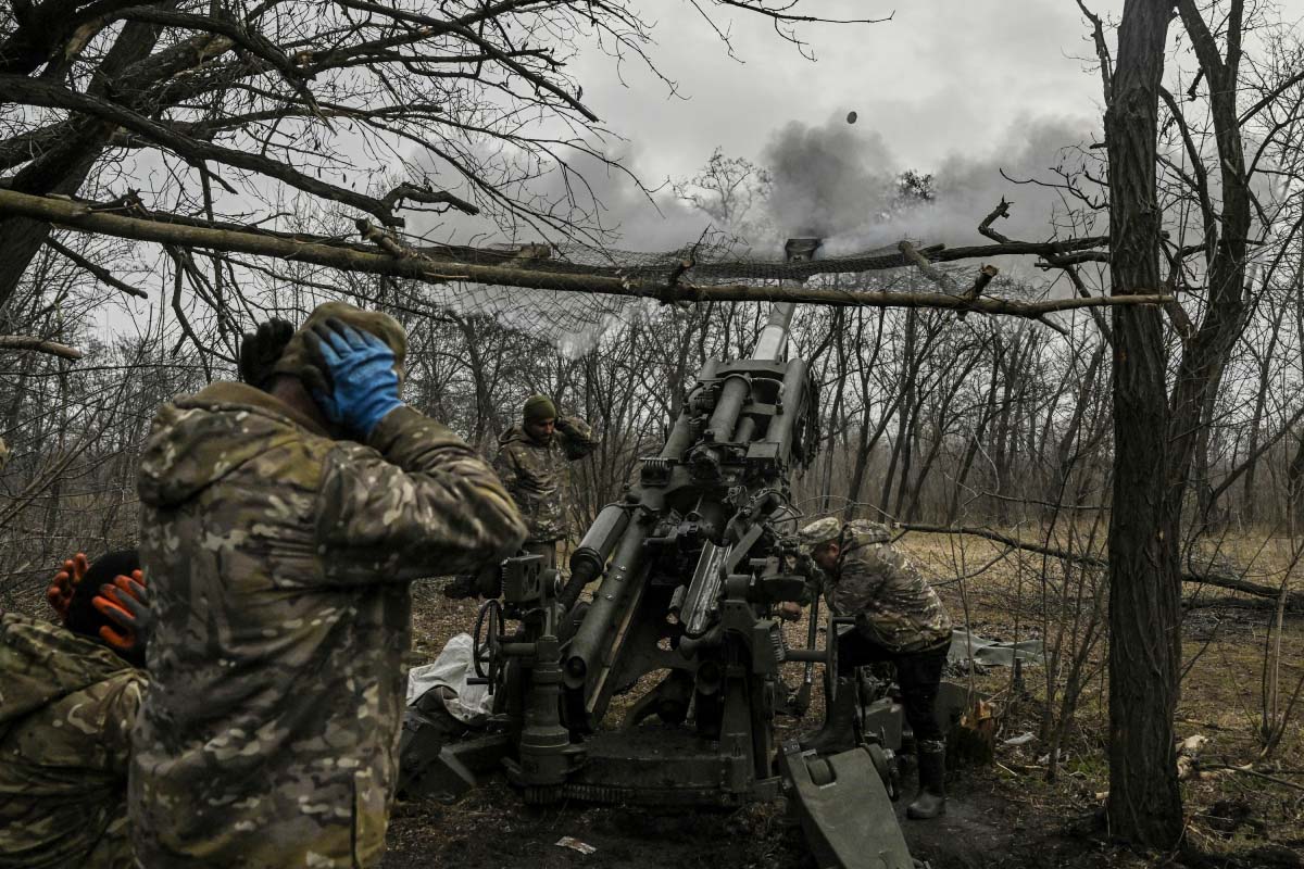 Quân đội Ukraine khai hỏa lựu pháo M777 cỡ nòng 155mm ở Bakhmut ngày 11/3. (Ảnh: AFP)