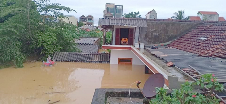 Lũ lớn, nhiều nhà dân ở Quảng Bình ngập sâu từ 1 đến 5 mét.