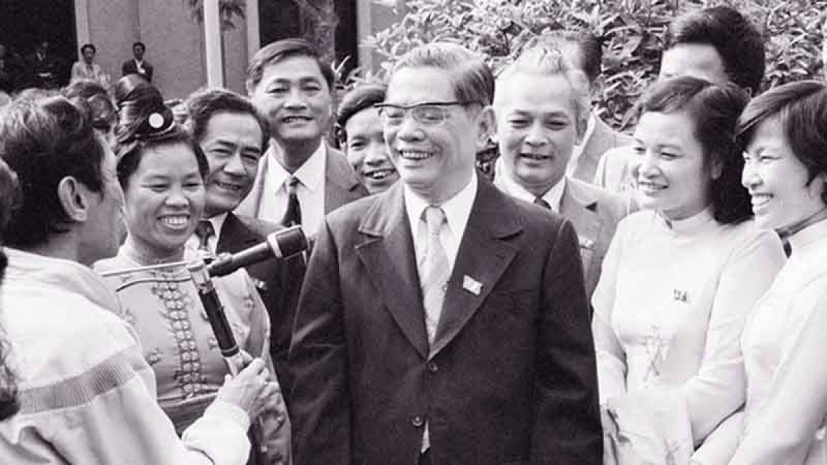 Tổng Bí thư Nguyễn Văn Linh với các đại biểu dự Đại hội toàn quốc lần thứ VI của Đảng, tháng 12/1986. (Ảnh: TTXVN)