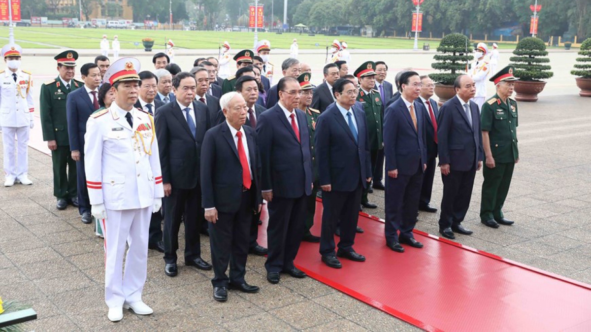 Các lãnh đạo, nguyên lãnh đạo Đảng, Nhà nước thành kính tưởng nhớ Chủ tịch Hồ Chí Minh. (Ảnh: TTXVN)