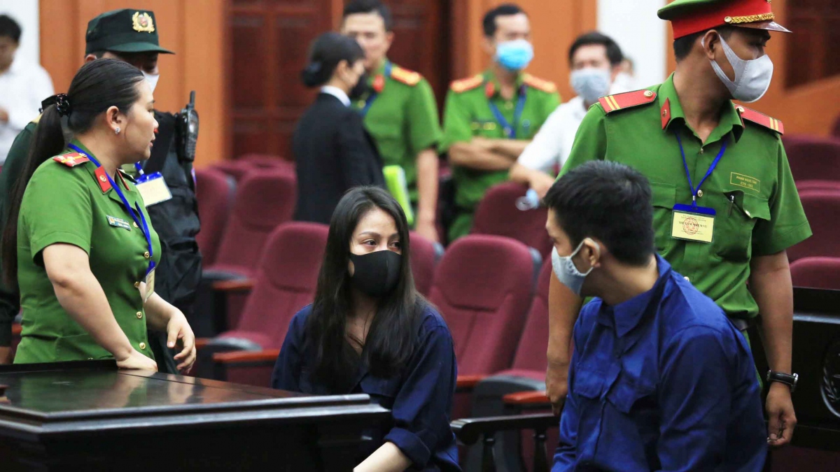 Bị cáo Nguyễn Kim Trung Thái và Nguyễn Võ Quỳnh Trang tại tòa phúc thẩm.