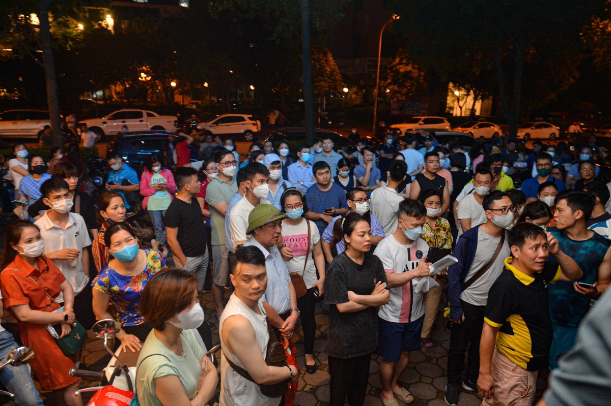 Hàng trăm người dân chờ đợi trước sảnh tòa nhà N09B1 khu đô thị Dịch Vọng nộp hồ sơ mua dự án nhà ở xã hội NHS Trung Văn. (Ảnh: Báo Thanh niên)