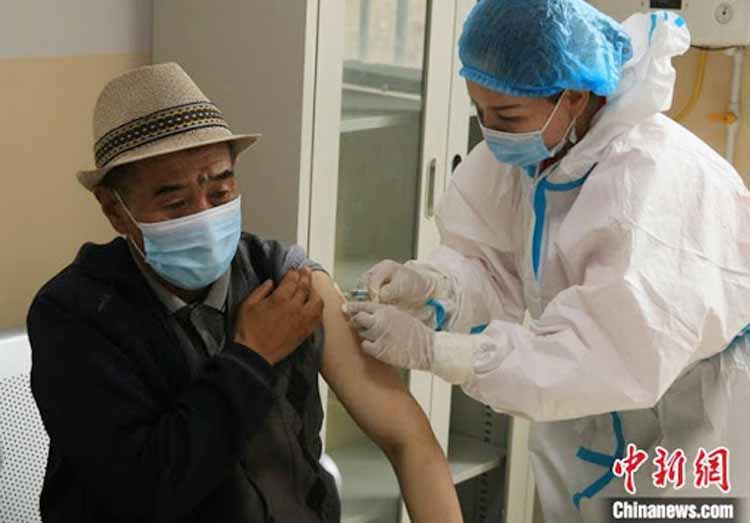 Người già trên 60 hoặc 65 tuổi được tiêm phòng cúm miễn phí tại nhiều địa phương ở Trung Quốc. (Ảnh: KT)
