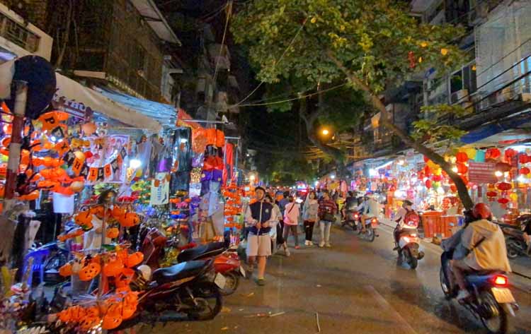 Cả con phố Hàng Mã (Hà Nội) tràn ngập đồ hóa trang phục vụ ngày Halloween.