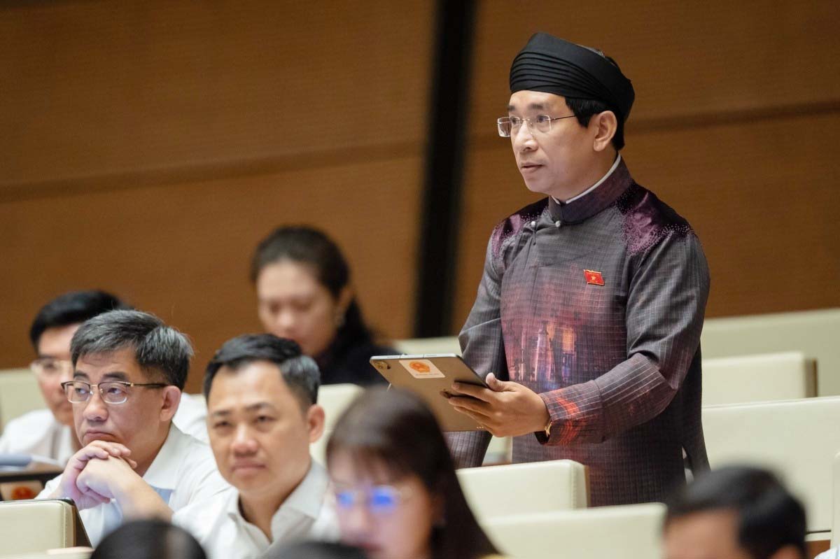 Đại biểu Quốc hội Nguyễn Văn Cảnh (đoàn Bình Định) đề xuất Quốc hội xem xét, cho phép đại biểu mặc áo dài ngũ thân nam tại các phiên họp.